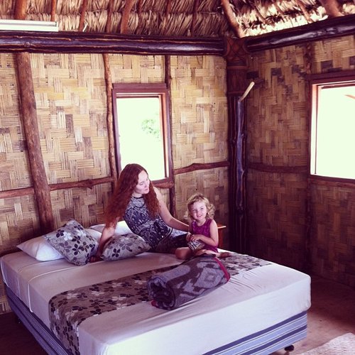 Guðrún með dóttur sinni á Fiji eyjum. Sú litla er fimm ára í dag og talar fjögur tungumál.