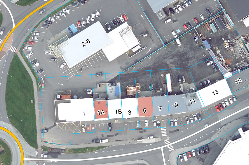 Merkt stæði undir viðskiptavini eru fyrir framan nokkrar verslanir á þessu svæði á Fiskislóð. Þar mega þau líka vera, enda innan lóða viðkomandi fyrirtækja. Skjáskot úr borgarvefsjá.