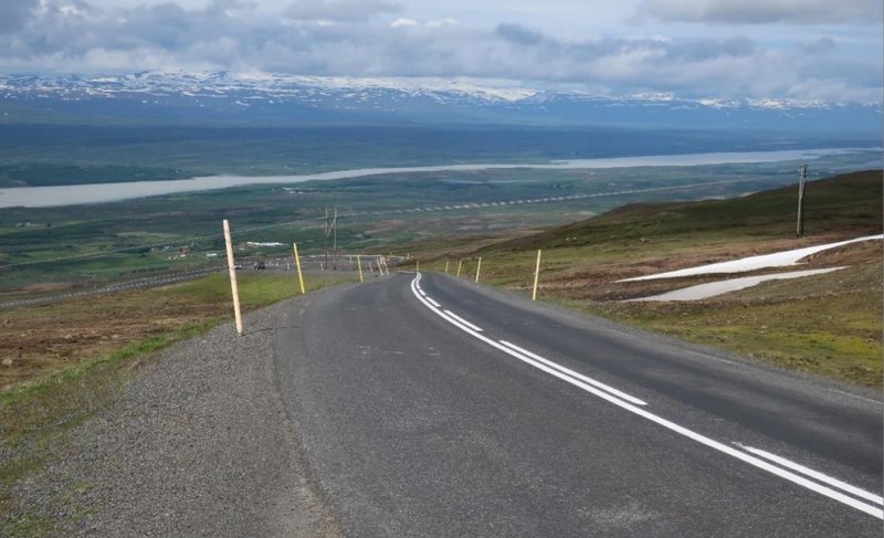Margar krappar beygjur eru á leiðinni upp á Fjarðarheiði. Mynd: Vegagerðin