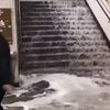 Rigningarvatn flæðir niður stiga á neðanjarðarlestarstöð í París í gær.