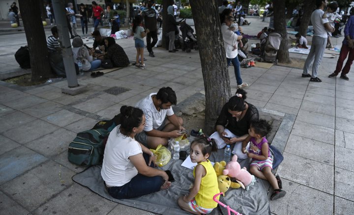 Fjölskylda á flótta hefst við úti á götu í Aþenu, höfuðborg Grikklands.