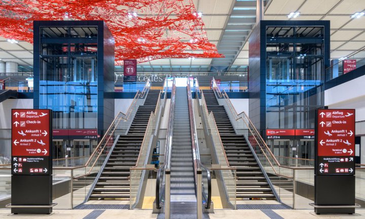 Rúllustigarnir eru enn tómir. En listaverkin eru komin á sinn stað.