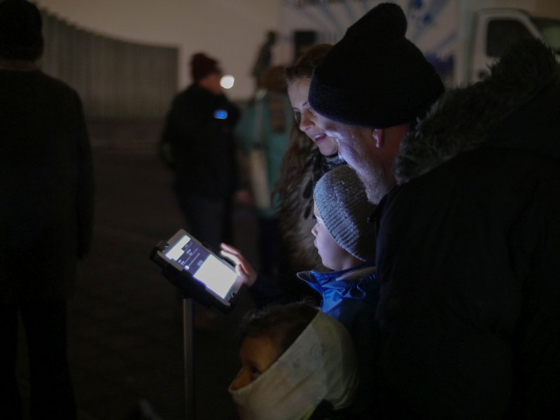 Fólk var spennt yfir gagnvirku ljósainnsetningunni. Mynd: Amnesty