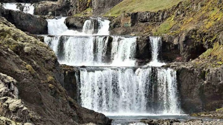 Fossaröð í Geitdalsá í Leirudal skammt neðan við áformað miðlunarlón. Rennsli í fossunum mun skerðast með tilkomu virkjunar.