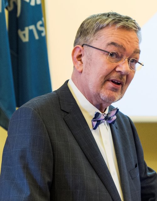 Höfundur bókarinnar er dr. Guðmundur Sæmundsson háskólakennari