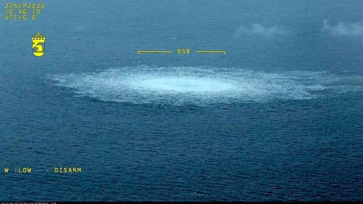 Mynd frá sænsku strandgæslunni sýnir hversu stór hvert og eitt gat á leiðslunni er. Uppstreymið raskaði sjó á um kílómetra svæði.