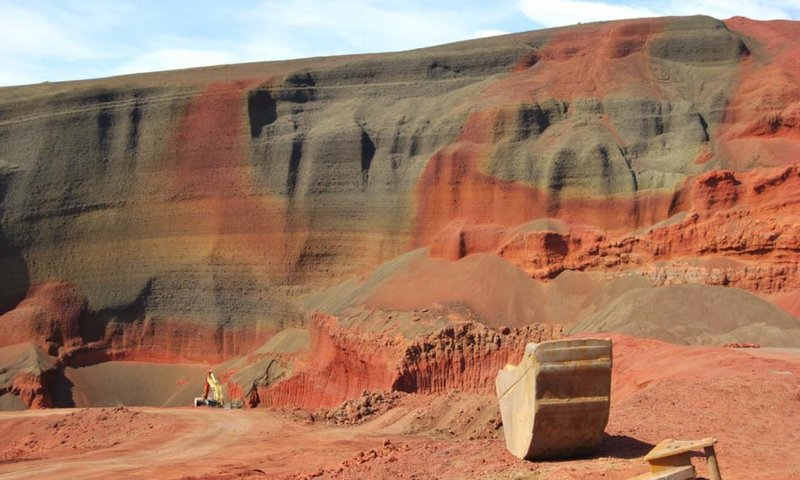 Jarðlögin sjást greinilega í námunni. Mynd: Úr umhverfismatsskýrslu