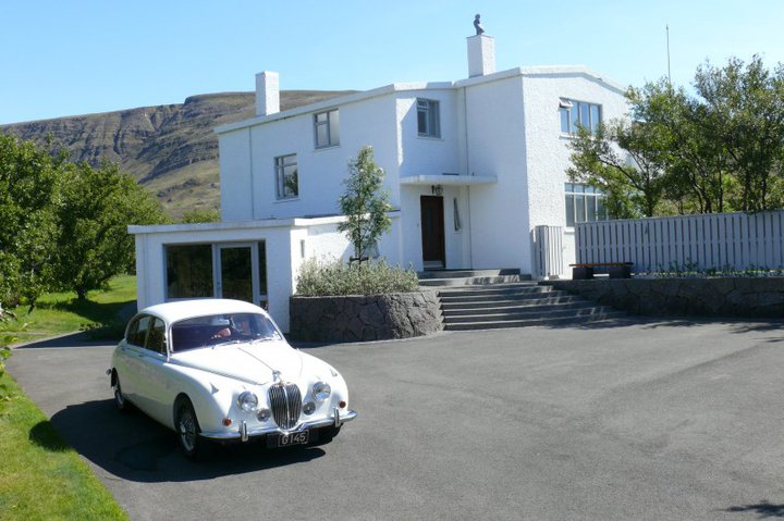 Gljúfrasteinn og Jagúarinn á planinu sumarið 2008