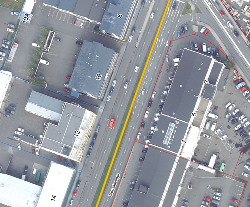 Lóðir húsanna að Grensásvegi 8 til 16 enda við mörk gangstétta fyrir framan þau. Bílastæðin eru á borgarlandi. Skjáskot úr borgarvefsjá.