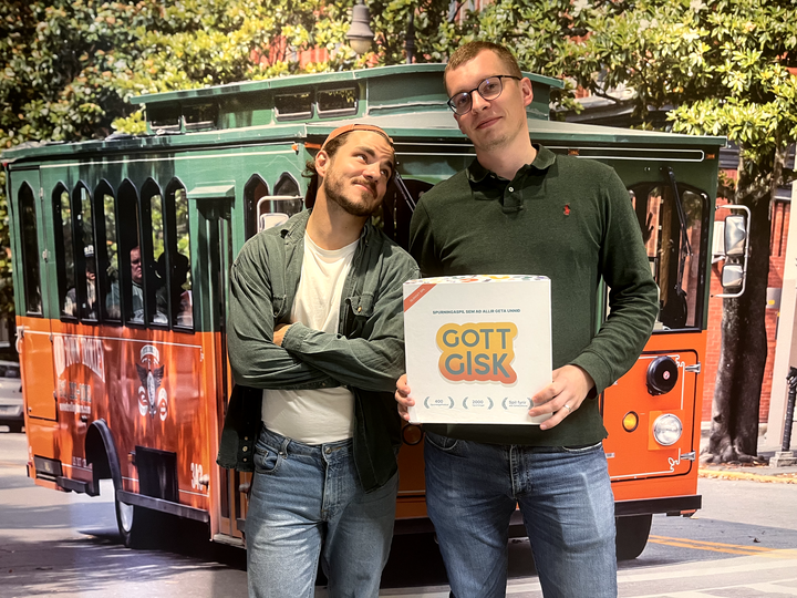 Guðmundur Egill  og Ásgeir með spilið sitt.