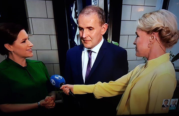 Eliza Reid og Guðni Th. Jóhannesson í viðtali við RÚV eftir að fyrstu tölur höfðu borist.