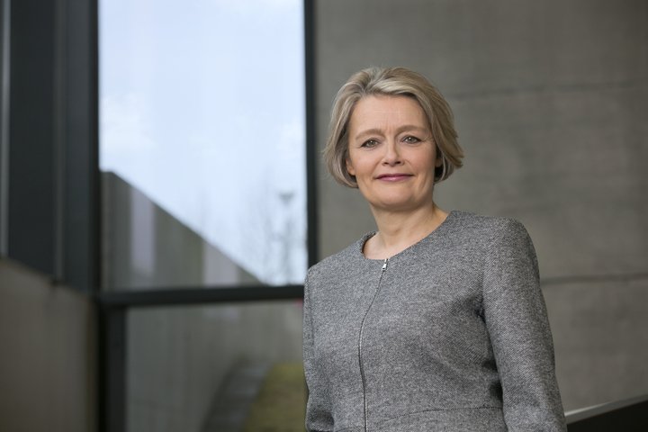 Guðrún Nordal, forstöðumaður Árnastofnunar, ætlaði að bjóða sig fram til forseta en ákvað að hugsa sig betur um þegar Ólafur Ragnar gaf kost á sér til endurkjörs.