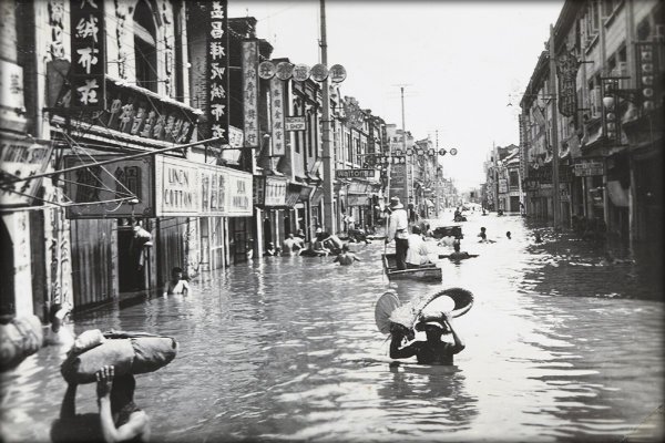 Flóðin 1931 höfðu í för með sér skelfilegar hörmungar fyrir tugi milljóna Kínverja. Hundruð þúsunda drukknuðu þegar vatnselgurinn flæddi yfir Mið-Kína og á næstu mánuðum létust hátt í fjórar milljónir manna vegna sjúkdóma og vannæringar. 