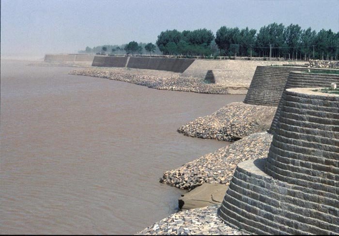 Í dag er Gulafljóti og hinum stórfljótunum í Kína haldið í skefjum með stóreflis mannvirkjum eins og þessum stíflugörðum sen krefjast stöðugs viðhalds og vinnu. 
