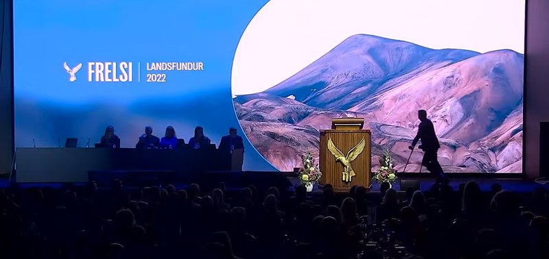 Guðlaugur Þór Þórðarson kemur inn á sviðið í Laugardalshöll. Mynd: Skjáskot