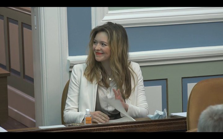 Gunnhildur Fríða Hallgrímsdóttir er fædd árið 2002. Hún varð í dag yngst til að taka sæti á Alþingi, 19 ára og 240 daga gömul.