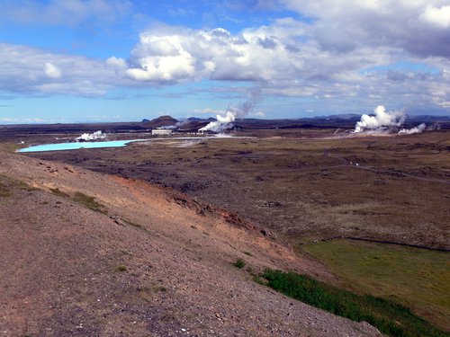 Við Reykjanesvirkjun, Gunnuhver til hægri Mynd: Christian Bickel