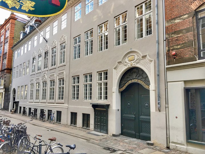 Árið 1787 keypti Søren Gyldendal hús við Klareboderne í Kaupmannahöfn og þar er forlagið Gyldendal enn til húsa.