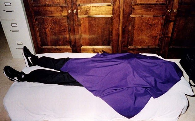 Óhugnanleg sjón blasti við lögreglumönnum sem komu inn í hýbýli Heaven‘s Gate þar sem lík 39 meðlima lágu, snyrtilega til lögð.