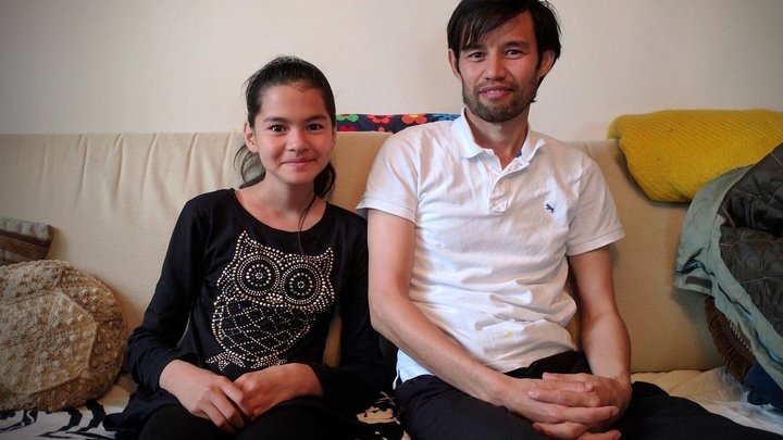 Haniye ásamt föður sínum. Til stóð að vísa þeim úr landi á fimmtudag en því hefur verið frestað.