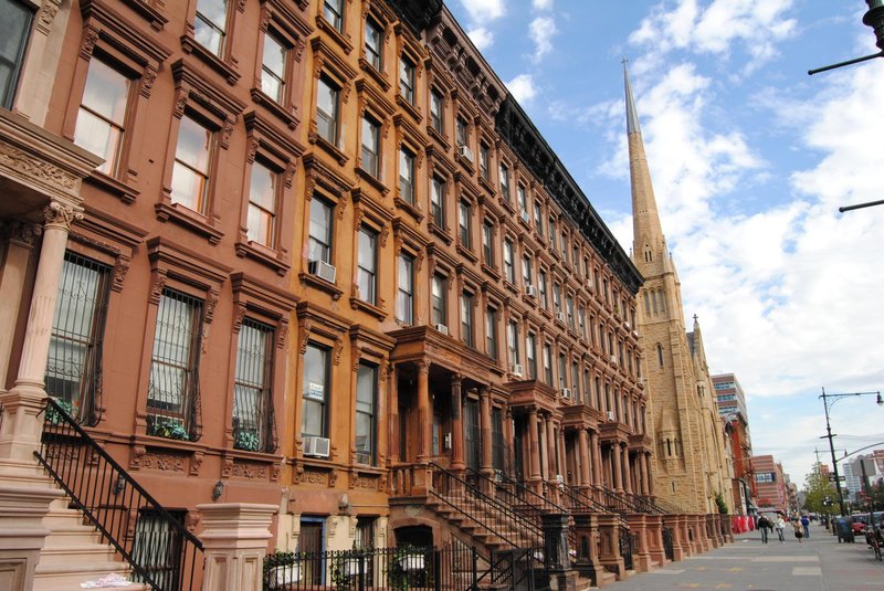 Húsin í Harlem eru víða sambærileg í útliti. Langar húsalengjur þar sem þétt er búið. Mynd: EPA.