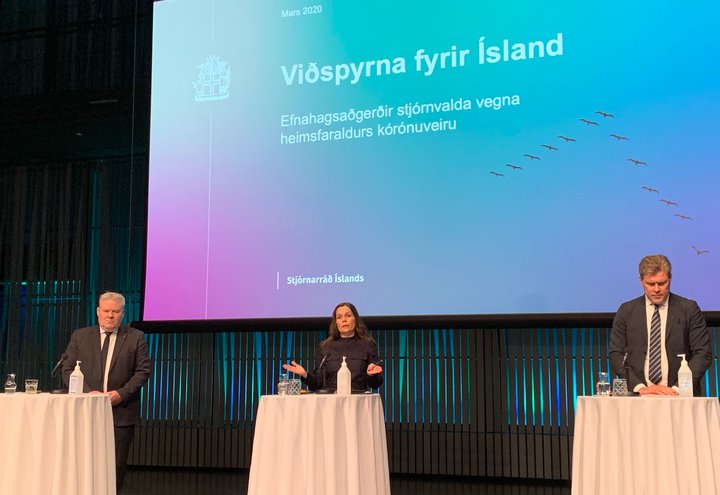 Formenn ríkisstjórnarflokkanna þriggja á blaðamannafundi í Hörpu í fyrra þegar efnahagsaðgerðir vegna heimsfaraldurs voru kynntar.