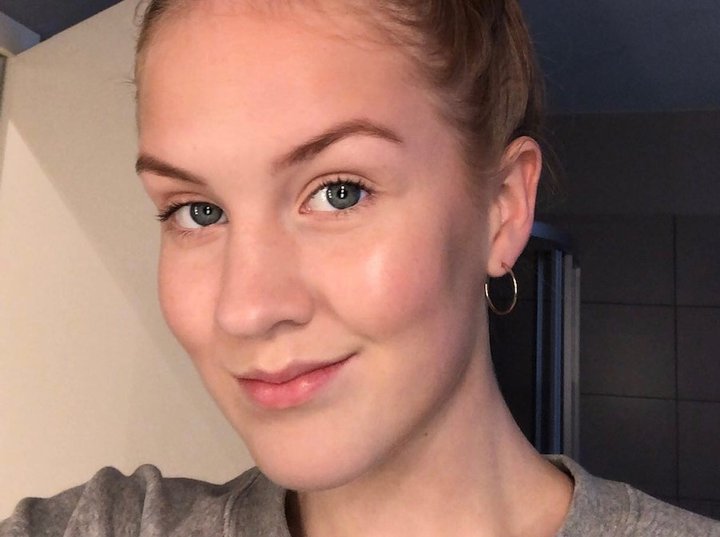 Helena Einarsdóttir hefur æft fimleika í mörg ár. Hún ætlar að halda áfram að æfa heima nú þegar íþróttahúsið er lokað.