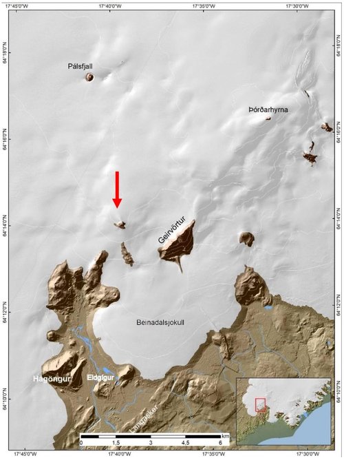 Rauða örin bendir á nafnlausa tindinn.