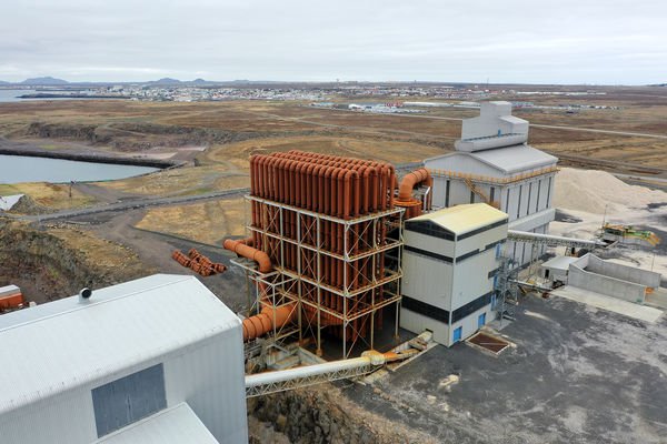 Kísilverksmiðjan í Helguvík verður líklega flutt, eða fundið nýtt hlutverk, samkvæmt tilkynningu Arion banka.