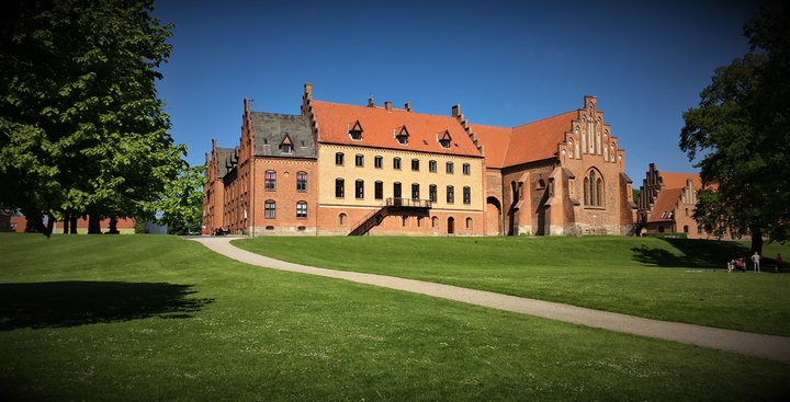 Herlufsholmen var áður munkaklaustur en í aldir var þar rekinn skóli.