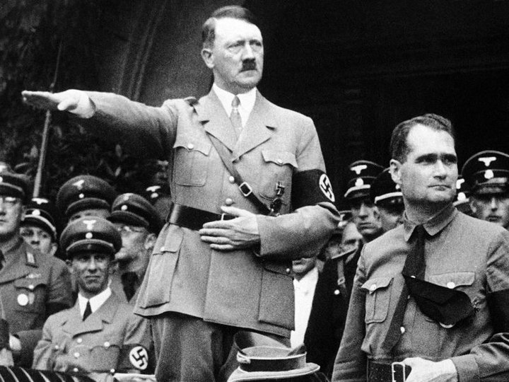 Rudolf Hess var einn af fyrstu fylgjendum Adolfs Hitlers og var hans hægri hönd allt fram á stríðsárin.