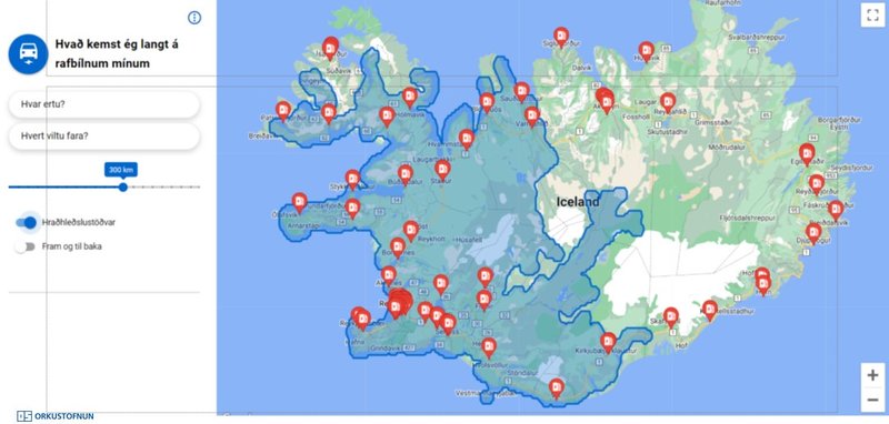 Skjáskot úr orkuskiptalíkaninu sem sýnir hleðslustöðvar með rauðum punktum. Bláa svæðið sýnir hversu langt er hægt að komast frá Reykjavík á rafmagnsbíl með 300 km drægni.