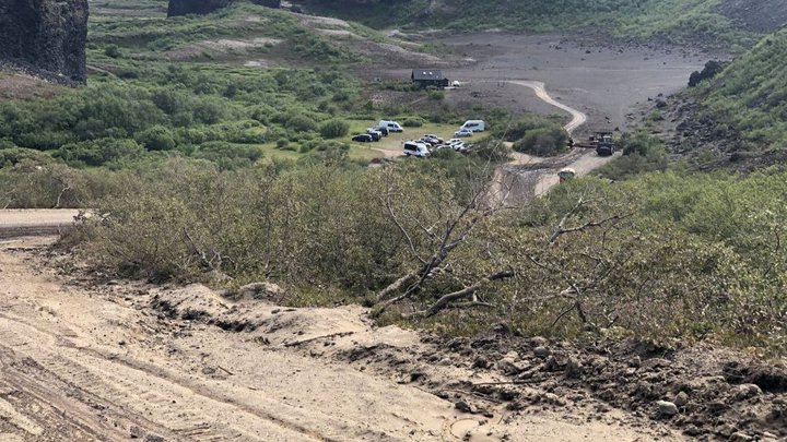 Sigþrúður Stella Jóhannsdóttir, fyrrverandi þjóðgarðsvörður í Jökulsárgljúfrum, segir að hinn breiði og „mjög upphækkaði“ vegur í Vesturdal sunnan Hljóðakletta, gnæfi yfir tjaldstæði og spilli landslagi.