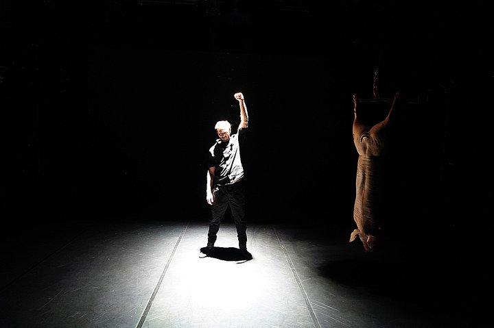 Hnefi á loft í ljósi.jpg