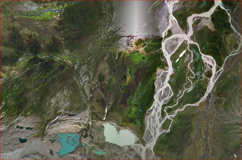 Upptakasvæði ánna austan Vatnajökuls eru Hraunin sem til forna nefndust Sviðinhornahraun. Þær renna um langa og litríka dali og einkennist umhverfið meðal annars af smájöklum, vötnum og stöflum hraunlaga.