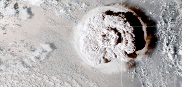 Sprengigos varð í eldfjallinu Hunga Tonga í Kyrrahafi um miðjan janúar.