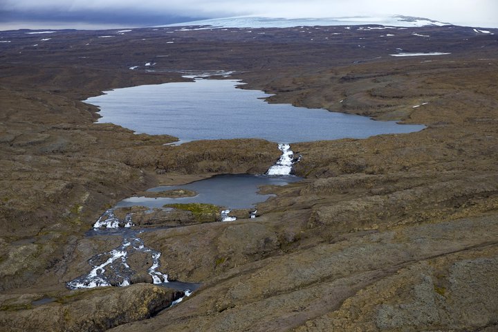 Eyvindarfjarðarvatn á Ófeigsfjarðarheiði. Drangajökull í baksýn.