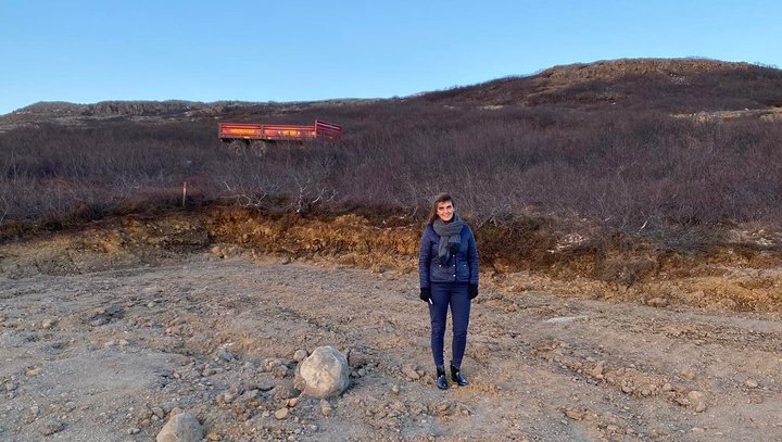 Steinunn á grunni sumarbústaðarins sem hún er að byggja í Hvalfjarðarsveitinni.