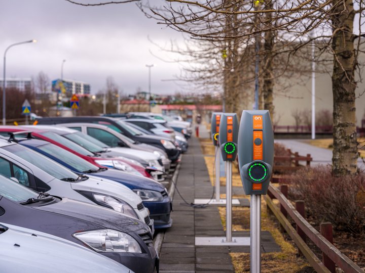 Í fjárlagafrumvarpinu eru kynnt fyrstu skrefin í þeirri viðleitni stjórnvalda til að stoppa í það gat sem myndast hefur í tekjustofnum ríkisins vegna innreiðar rafbíla..