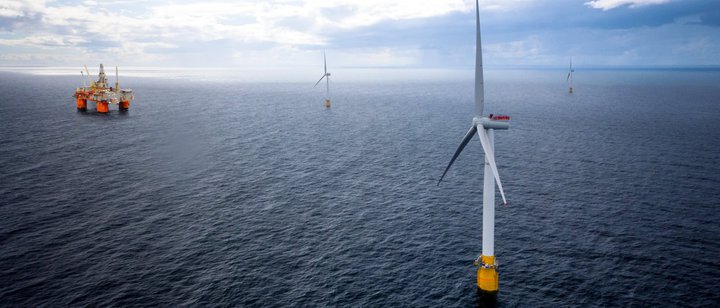 Tölvuteiknuð mynd sýnir hvernig Hywind Tampen kemur með að líta út. Olíuborpallur til vinstri á myndinni.