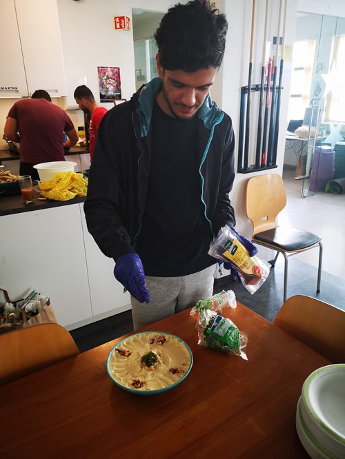 Suliman Al Masri tók líkt og aðrir hælisleitendur frá Palestínu þátt í matar- og menningarhátíð í ungmennahúsinu Hamrinum í Hafnarfirði fyrir helgi. Þar elduðu þeir alls konar palestínska rétti og buðu gestum. Mynd: Úr einkasafni