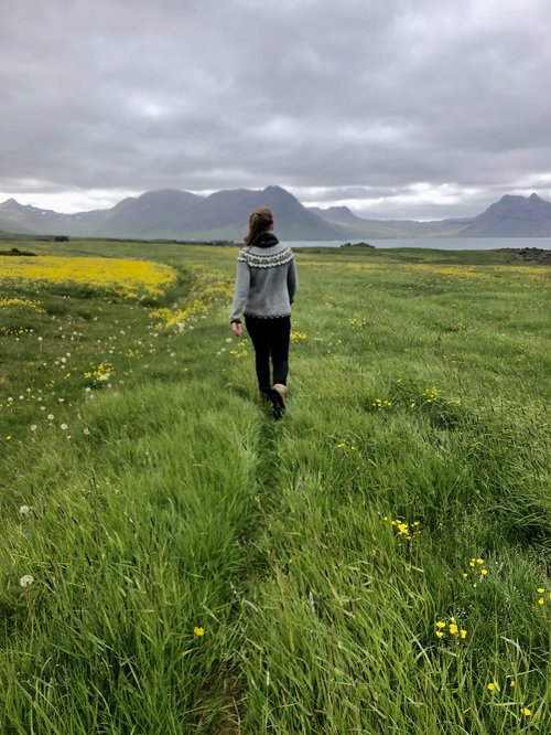 Greinarhöfundur á göngu í Árneshreppi. Mynd: Ingibjörg Valgeirsdóttir