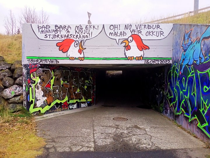 Nýtt verk Töfrateymisins í grennd Lækjarskóla í Hafnarfirði. Hænurnar hafa töluverðar áhyggjur af framtíð sinni að sögn listamannanna.