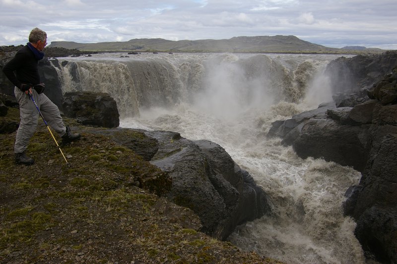 Hnútuvirkj­un er fyr­ir­huguð í landi Dals­höfða. Reist yrði 800 metra löng 1-3 metra há stífla í Hverf­is­fljóti skammt frá fjall­inu Hnútu og hluta vatns­ins veitt úr far­veg­inum um þrýsti­pípu, 2,3 kíló­metra leið að stöðv­ar­húsi. Á þessum kafla, þar sem Lamb­haga­fossa er m.a. að finna, myndi rennsli minnka veru­lega yfir vetr­ar­mán­uð­ina og far­veg­ur­inn að lík­indum þurrkast upp í mars á hverju ári. Mynd: Eldvötn – samtök um náttúruvernd í Skaftárhreppi