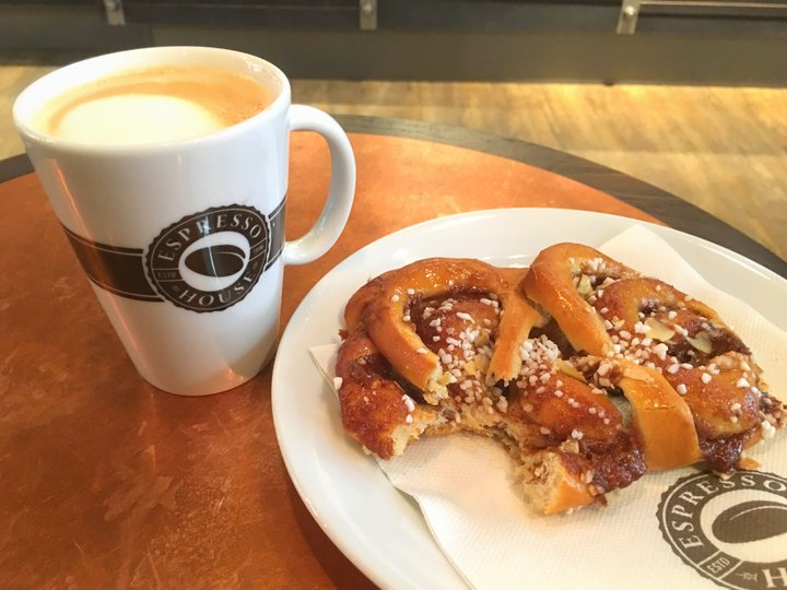Þjóðarréttur Svía, Cappuchino og kanilbolla.