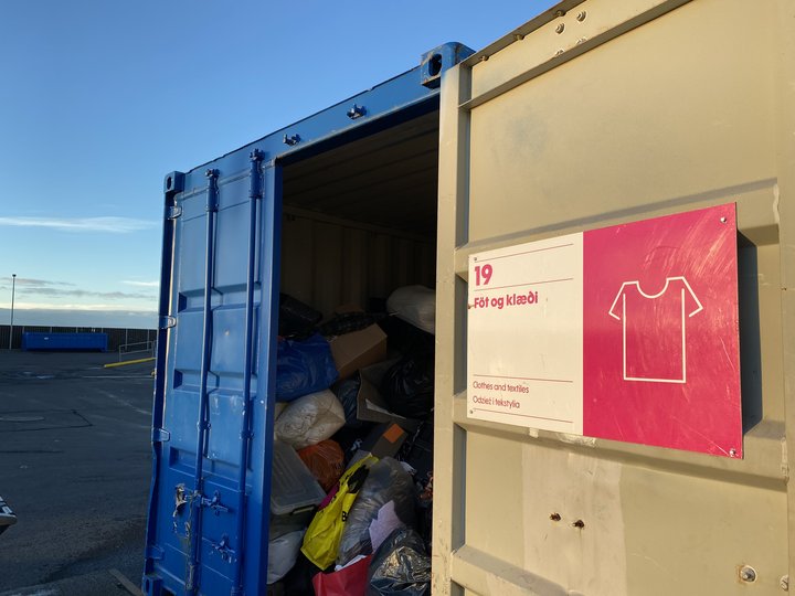 Hringrásarverslunin Hringekjan hefur tekið fatnað frá kínverska hraðtískurisanum Shein úr endursölu vegna magns eiturefna sem eru í flíkunum. Skila má flíkunum í nytjagám Sorpu en það er hlutverk Rauða krossins að skilgreina hvort þær eigi heima þar.