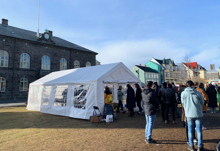 Flóttafólk mótmælir á Austurvelli. Búið er að taka tjaldið niður.
