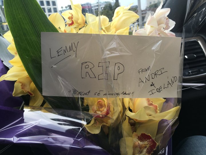 Hér sést kortið og blómvöndurinn sem Andri Sveinsson hjá Novator sendi Björgólf Thor með á minningarathöfn um Lemmy í Motörhead.