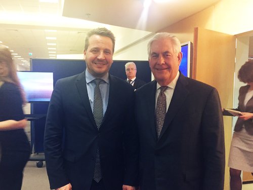 Guðlaugur Þór og Tillerson eru báðir nýliðar í hópi utanríkisráðherra NATO-ríkjanna. Þeir tóku báðir við embættum sínum í janúar. Þeir stilltu sér upp fyrir ljósmyndara íslenska utanríkisráðuneytisins.