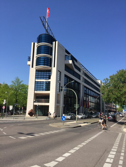 Þýski jafnaðarmannaflokkurinn hefur höfuðstöðvar í þessu straujárni í Berlín.